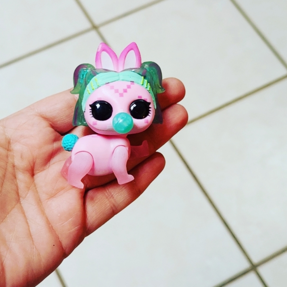 MGA LOL Surprise Dolls Glitter Color Change Surprise Pets Series V.R.H.O.P.